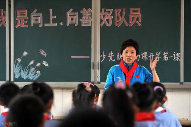 也有影迷关注到了《忠犬流浪记》所传达的现实意义:;这是一部非常治愈的有温度的电影,在保证足够娱乐观赏性的同时,也有着关注流浪狗的社会意义,狗肉店老板在被搜救犬救了后选择关闭狗肉店,让人性在善意中得到进一步升华